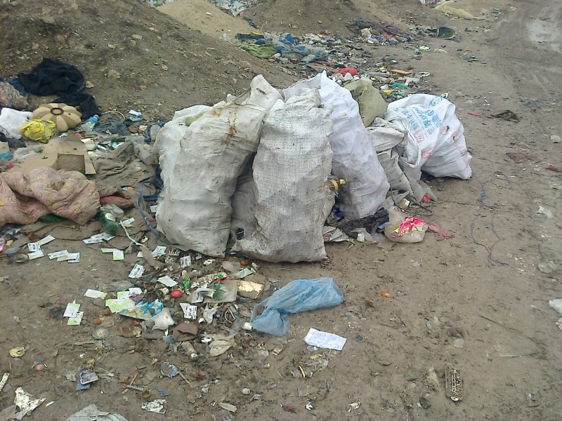 Сміття-сміттям, а пляшки окремо сортували, бо на чиновницьку зарплату від Надала не дуже 
