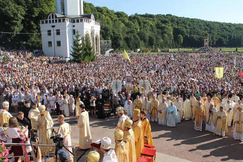 Піар-служба церкви говорила про пів мільйона віруючих у Зарваниці. Насправді зібралось ось стільки