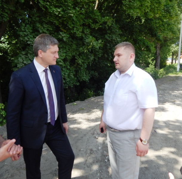 Губернатор Тернопільщини Сиротюк (зліва) задоволений такою ганебною роботою Юлика (справа) через які причини? Як ви думаєте?