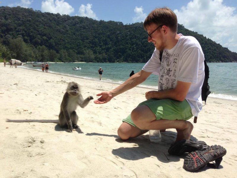 Мандрівник Богдан Логвиненко бавиться із мавпочкою на острові Пенанг, Малайзія, влітку позаторік 