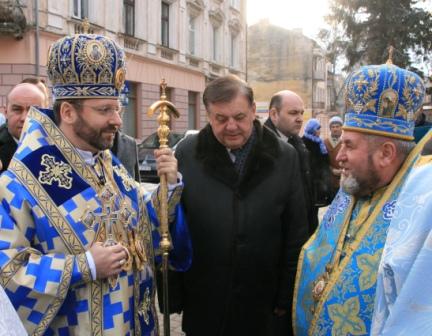 На жаль, представники церкви найвищих ланок завжди обслуговували у Незалежній Україні владу